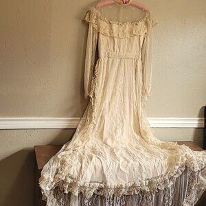 Beautifull Vintage Lace Wedding Dress in Beige/cream color Vintage wedding